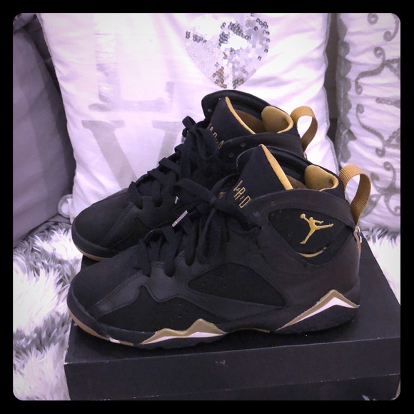 AIR JORDAN RETRO (GS) 'GOLDEN MOMENT' Size 4y